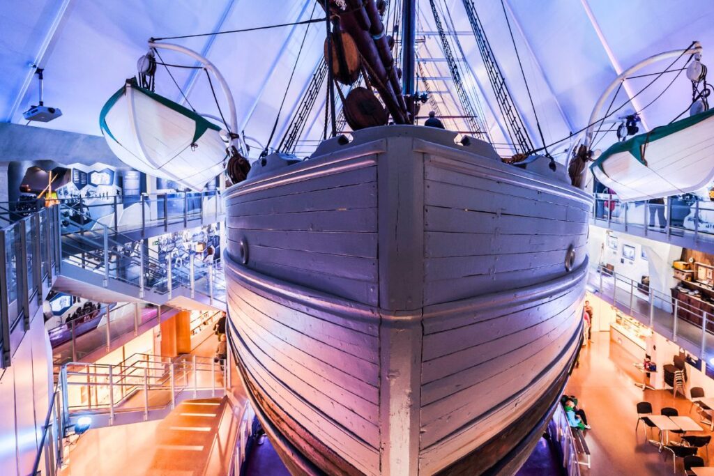 Der riesige hölzerne Bug des Polarschiffs Fram, ausgestellt im Inneren des Museums, mit Rettungsbooten an der Seite