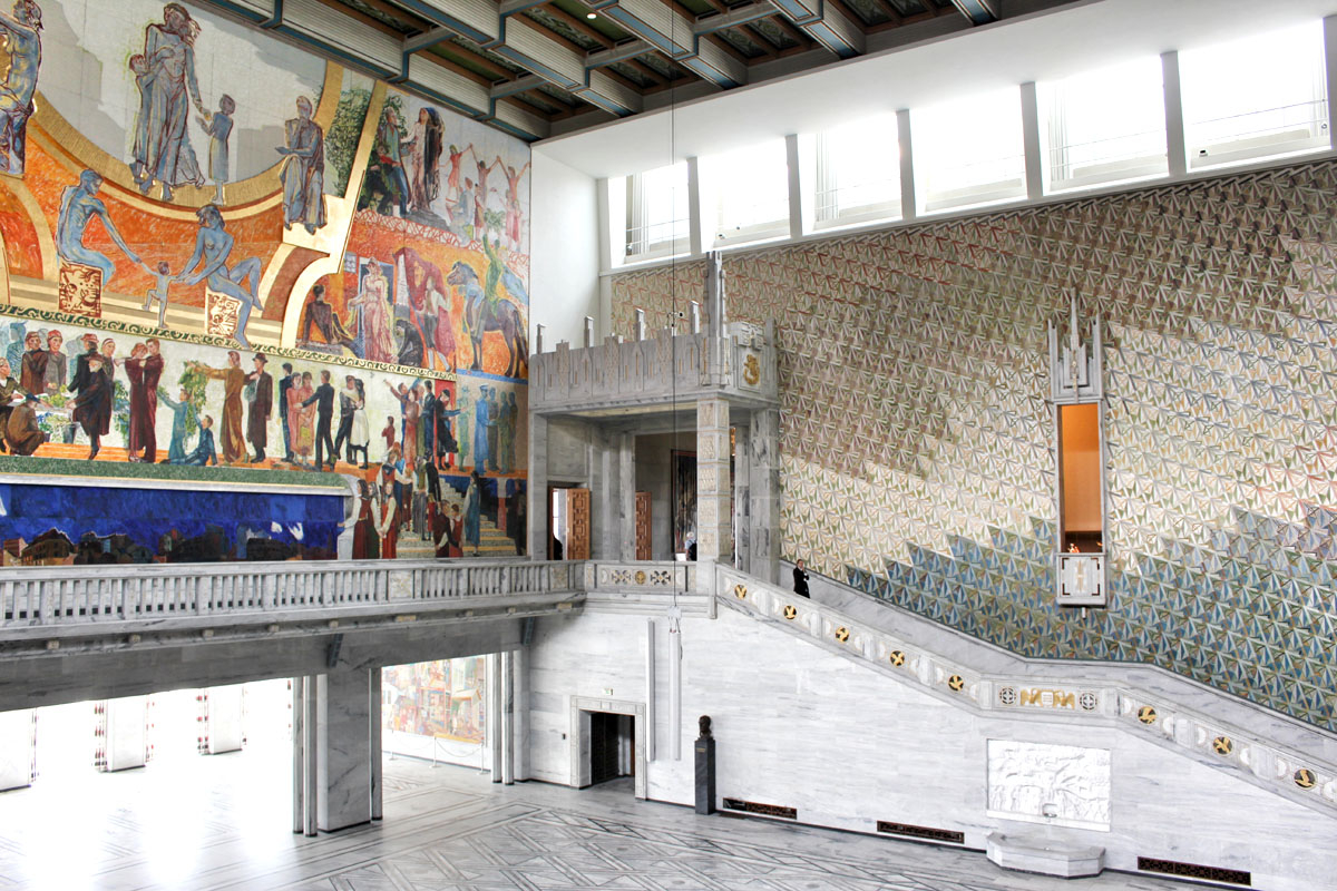 Die riesige Rådhushallen (Rathaushalle) in Oslo mit Marmorboden, monumentalen Wandgemälden und Treppenaufgang, Ort der Nobelpreisverleihung