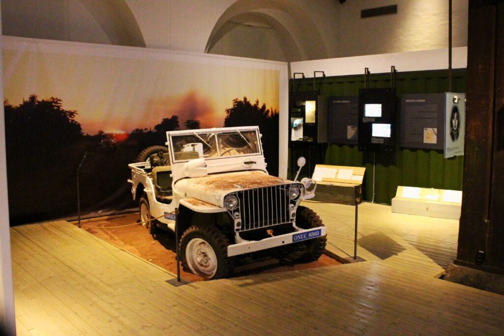 Weißer Jeep der UN-Friedenstruppen in einer Wüsten-Kulisse im Museum in Oslo