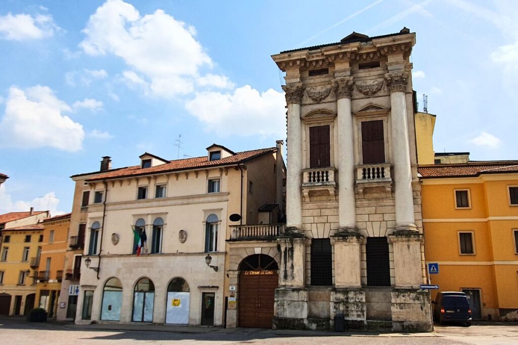 Die Fassade des Palazzo Porto in Vicenza mit seinen charakteristischen Säulen und dem typischen palladianischen Stil.