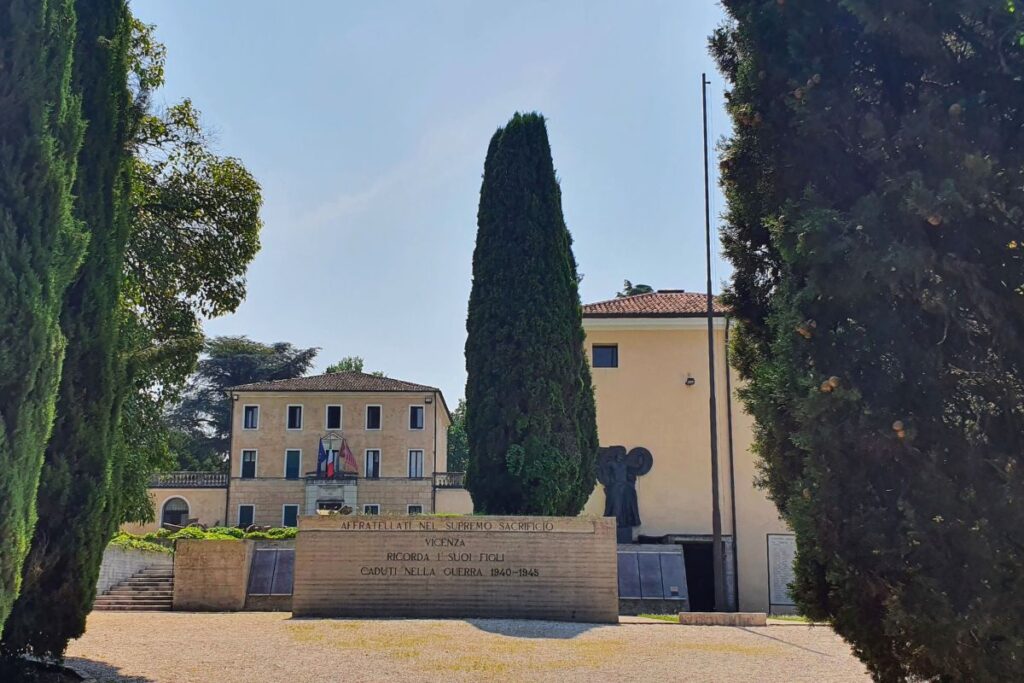 Das Museo del Risorgimento e della Resistenza in der Villa Guiccioli, umgeben von hohen Zypressen und Gedenksteinen auf dem Monte Berico Hügel.