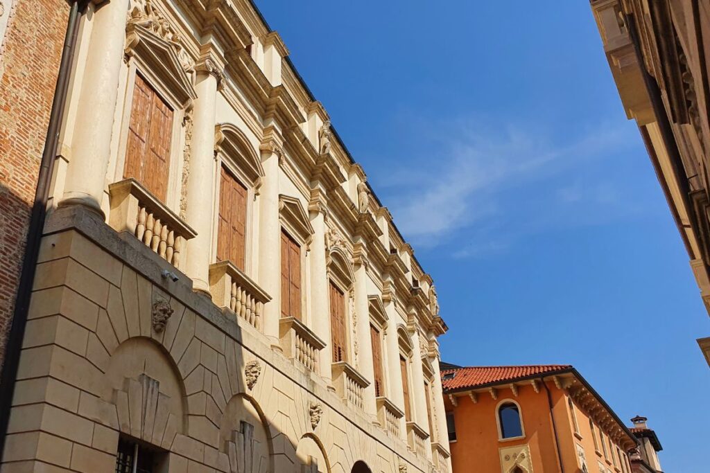 Die prachtvolle Fassade des Palazzo Porto Festa mit Halbsäulen, Fenstern mit Giebeln und französischen Balkonen im typischen Palladio-Stil.