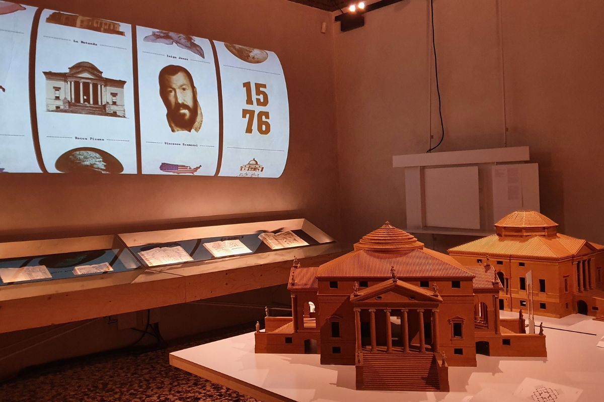Detaillierte Holzmodelle von Palladio-Villen (u.a. Villa Rotonda) in einem Ausstellungsraum des Palladio Museums.