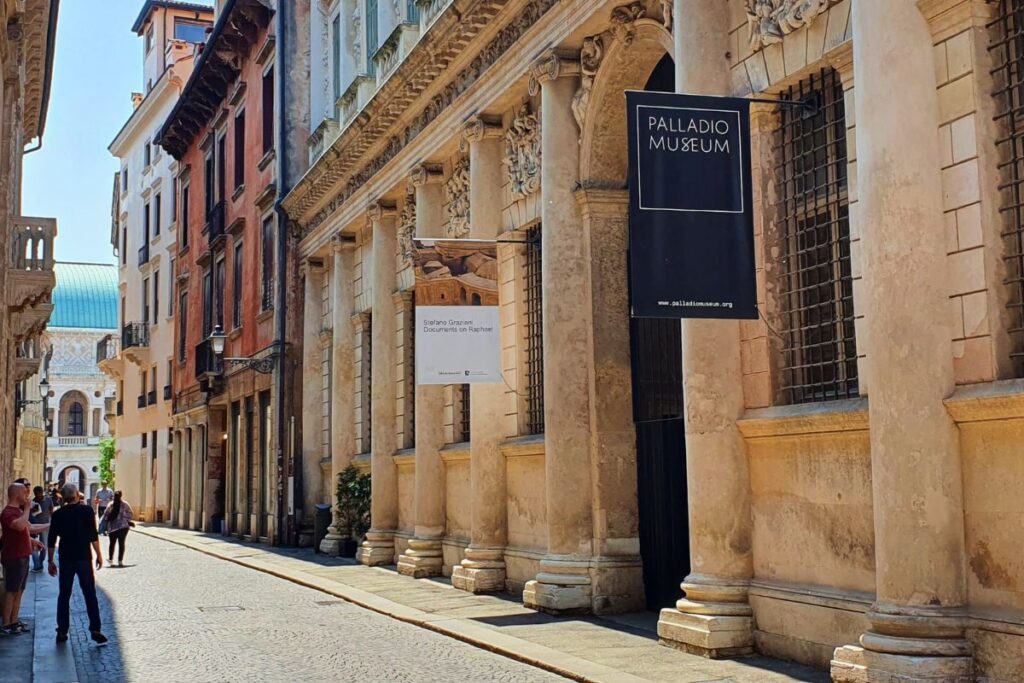 Blick in die Gasse vor dem Palazzo Barbaran da Porto, erkennbar am schwarzen Banner mit der Aufschrift "PALLADIO MUSEUM" an der Fassade.