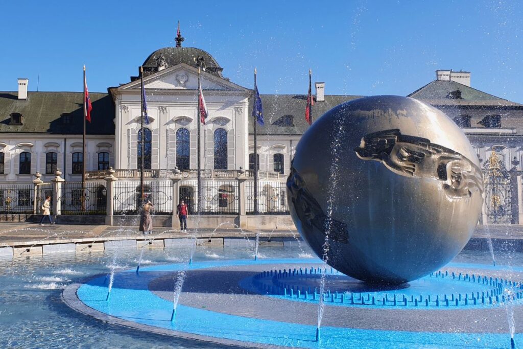 Das weiße barocke Grassalkovich-Palais (Präsidentenpalast) in Bratislava mit der markanten Erdkugel-Fontäne im Vordergrund.