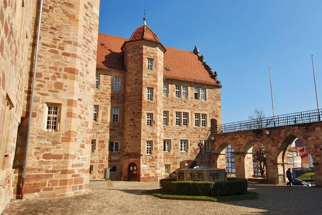 Blick in den Innenhof des Landgrafenschlosses in Eschwege mit seinen massiven Steinmauern und historischen Details.