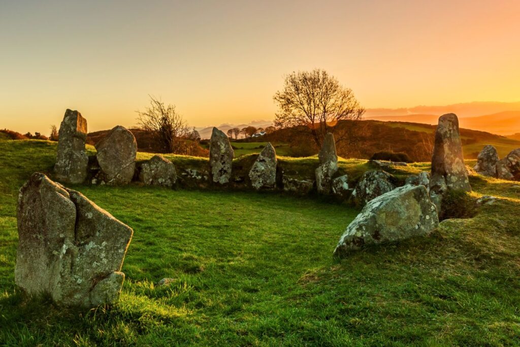 Antiker Steinkreis auf einer grünen Wiese bei Newry während eines goldenen Sonnenuntergangs in den sanften Hügeln.
