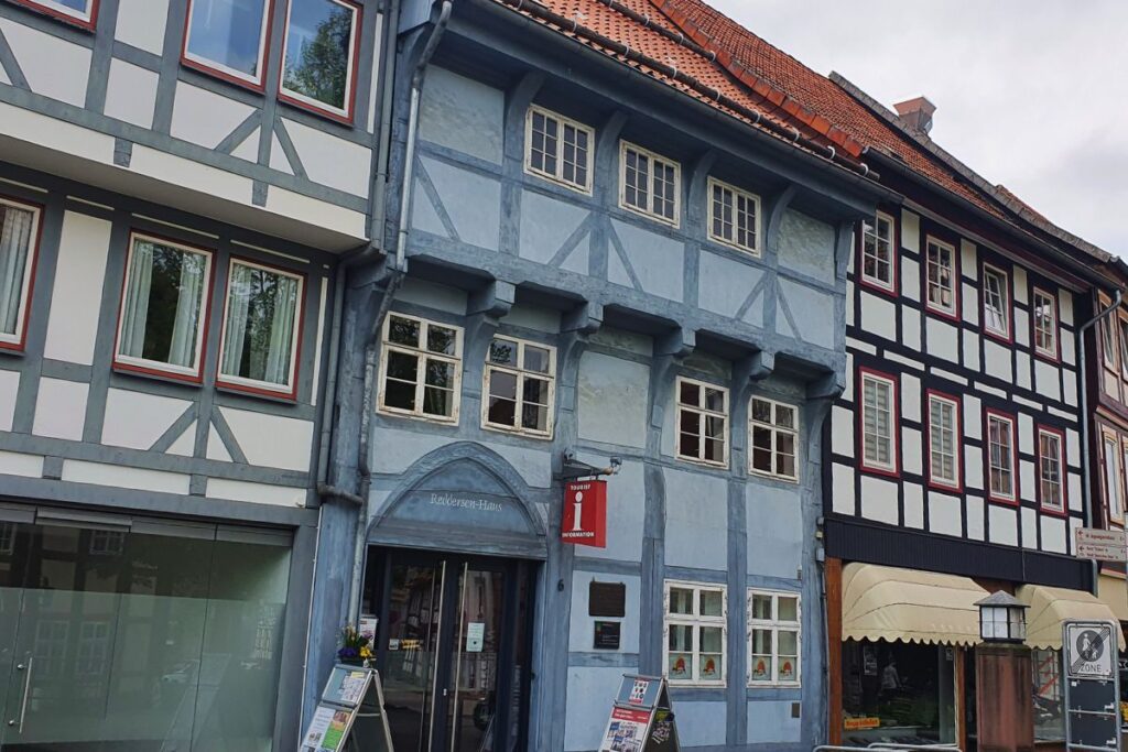 Das historische Reddersen-Haus in Northeim, ein graublaues Fachwerkhaus, das die Tourist-Information beherbergt.