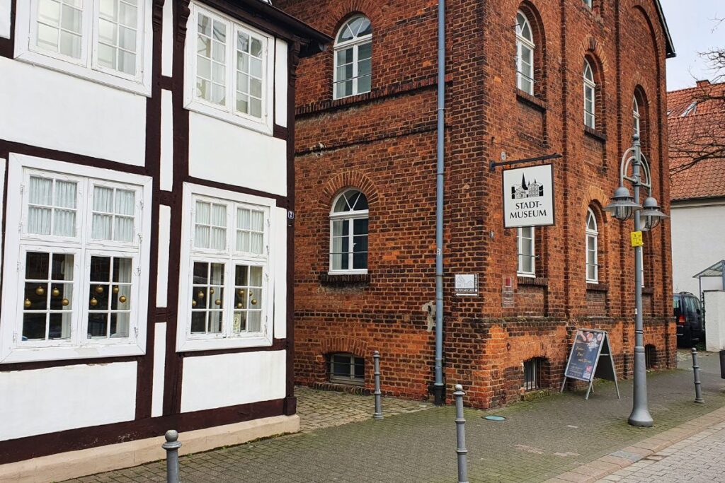 Das Stadtmuseum Gütersloh in einem Ensemble aus einem weißen Fachwerkhaus und einem roten Backsteingebäude.