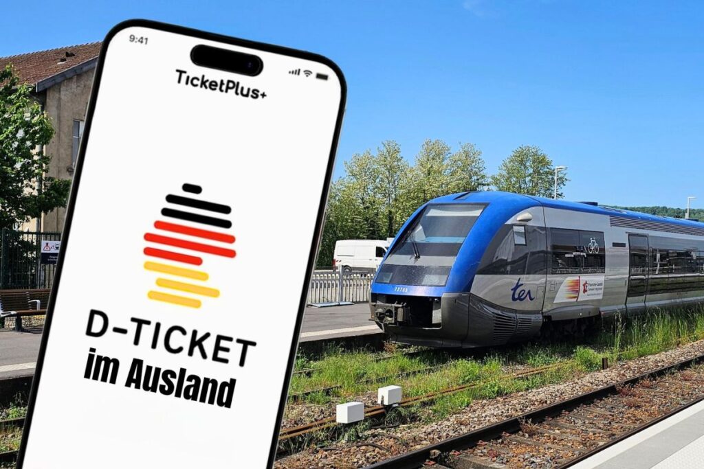 Eine Collage, die einen Regionalzug an einem Bahnsteig zeigt. Daneben ist ein Handy mit dem Deutschlandticket zu sehen.