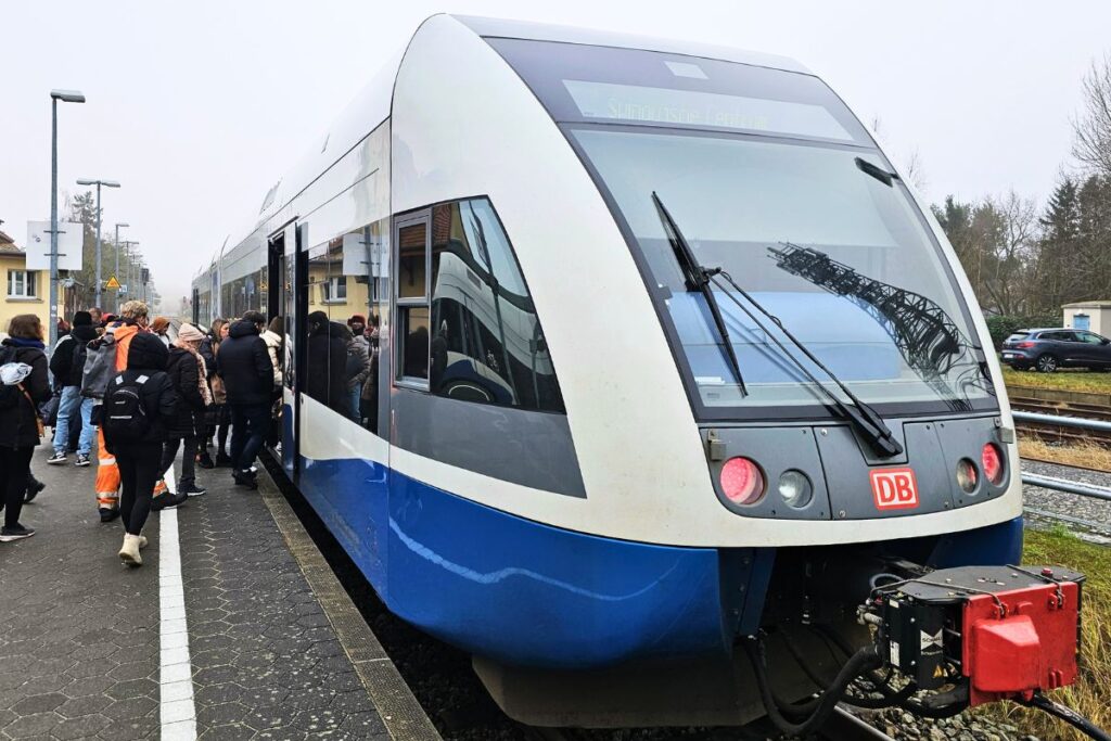 Ein weiß-blauer Zug der Usedomer Bäderbahn für die grenzüberschreitende Fahrt von Usedom nach Swinemünde in Polen.