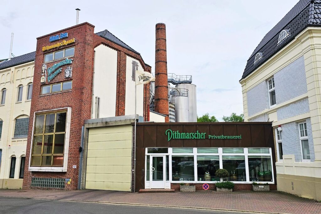 Das historische Backsteingebäude der Dithmarscher Brauerei in Marne unter klarem blauem Himmel.