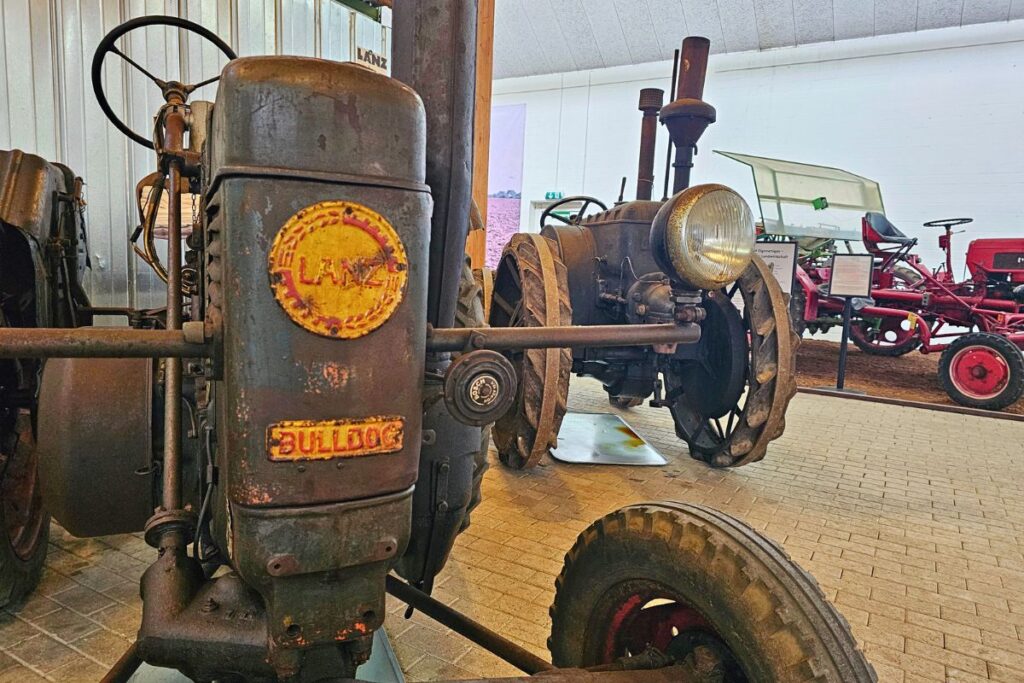 Historische, rustikale Lanz-Bulldog-Traktoren in der Ausstellungshalle des Schleswig-Holsteinischen Landwirtschaftsmuseums in Meldorf.