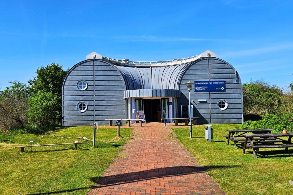 Die moderne, geschwungene Metallfassade der Nationalpark-Station Wattwurm der Schutzstation Wattenmeer im Speicherkoog Dithmarschen.